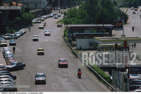 Localizzazione:..VENEZIA / MESTRE..Oggetto:..Soggetto:..PIAZZA BARCHE..Cronologia: ....Definizione Culturale:..   Autore:....   Stile:..   Editori/Stampatori:..   Committenza:..Materia e Tecnica:....Collocazione:..Note:..PORTO MARGHERA..Riproduzione Fotografica:..Copyright:..Graziano Arici/Rosebud2 .Data:..1993..Costo:..A