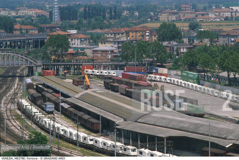 Localizzazione:..VENEZIA / MESTRE..Oggetto:..Soggetto:..FERROVIA..Cronologia: ....Definizione Culturale:..   Autore:....   Stile:..   Editori/Stampatori:..   Committenza:..Materia e Tecnica:....Collocazione:..Note:..PORTO MARGHERA..Riproduzione Fotografica:..Copyright:..Graziano Arici/Rosebud2 .Data:..1993..Costo:..A