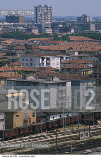 Localizzazione:..VENEZIA / MESTRE..Oggetto:..Soggetto:..GRATTACIELO FERROVIA..Cronologia: ....Definizione Culturale:..   Autore:....   Stile:..   Editori/Stampatori:..   Committenza:..Materia e Tecnica:....Collocazione:..Note:..PORTO MARGHERA..Riproduzione Fotografica:..Copyright:..Graziano Arici/Rosebud2 .Data:..1993..Costo:..A