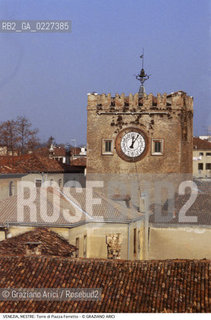 Localizzazione:..VENEZIA / MESTRE..Oggetto:..Soggetto:..TORRE DELL OROLOGIO DI PIAZZA FERRRETTO..Cronologia: ..XII XVI SECOLO..Definizione Culturale:..   Autore:....   Stile:..   Editori/Stampatori:..   Committenza:..Materia e Tecnica:..COTTO..Collocazione:..Note:..PORTO MARGHERA..Riproduzione Fotografica:..Copyright:..Graziano Arici/Rosebud2 .Data:..1993..Costo:..A