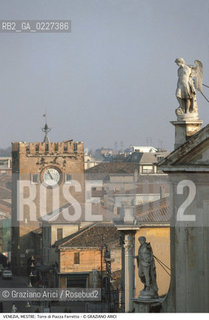 Localizzazione:..VENEZIA / MESTRE..Oggetto:..Soggetto:..TORRE DELL OROLOGIO DI PIAZZA FERRRETTO..Cronologia: ..XII XVI SECOLO..Definizione Culturale:..   Autore:....   Stile:..   Editori/Stampatori:..   Committenza:..Materia e Tecnica:..COTTO..Collocazione:..Note:..PORTO MARGHERA..Riproduzione Fotografica:..Copyright:..Graziano Arici/Rosebud2 .Data:..1993..Costo:..A