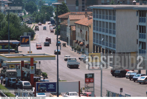 Localizzazione:..VENEZIA / MESTRE..Oggetto:..Soggetto:..PIAZZA BARCHE..Cronologia: ....Definizione Culturale:..   Autore:....   Stile:..   Editori/Stampatori:..   Committenza:..Materia e Tecnica:....Collocazione:..Note:..PORTO MARGHERA..Riproduzione Fotografica:..Copyright:..Graziano Arici/Rosebud2 .Data:..1993..Costo:..A