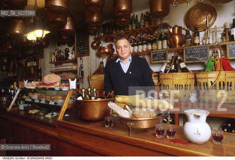 Localizzazione:..VENEZIA / S. POLO..Oggetto:..Soggetto:..CANTINA DO MORI ENOTECA VINO..Cronologia: ....Definizione Culturale:..   Autore:....   Stile:..   Editori/Stampatori:..   Committenza:..Materia e Tecnica:....Collocazione:..Note:..BAR CAFFE OSTERIE..Riproduzione Fotografica:..Copyright:..Graziano Arici/Rosebud2 .Data:..1990..Costo:..A