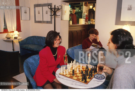 Localizzazione:..VENEZIA / CANNAREGIO..Oggetto:..Soggetto:..CLUB AMICI DELLA MUSICA / SCACCHI..Cronologia: ....Definizione Culturale:..   Autore:....   Stile:..   Editori/Stampatori:..   Committenza:..Materia e Tecnica:....Collocazione:..Note:..BAR CAFFE OSTERIE..Riproduzione Fotografica:..Copyright:..Graziano Arici/Rosebud2 .Data:..1996..Costo:..A