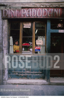 Localizzazione:..VENEZIA / DORSODURO..Oggetto:..Soggetto:..OSTERIA VINI PADOVANI..Cronologia: ....Definizione Culturale:..   Autore:....   Stile:..   Editori/Stampatori:..   Committenza:..Materia e Tecnica:....Collocazione:..Note:..BAR CAFFE OSTERIE..Riproduzione Fotografica:..Copyright:..Graziano Arici/Rosebud2 .Data:..1992..Costo:..A