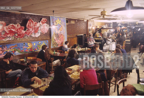 Localizzazione:..VENEZIA / CANNAREGIO..Oggetto:..Soggetto:..PARADISO PERDUTO / RISTORANTE MUSICA MUSICISTI..Cronologia: ....Definizione Culturale:..   Autore:....   Stile:..   Editori/Stampatori:..   Committenza:..Materia e Tecnica:....Collocazione:..Note:..BAR CAFFE OSTERIE..Riproduzione Fotografica:..Copyright:..Graziano Arici/Rosebud2 .Data:..1994..Costo:..A