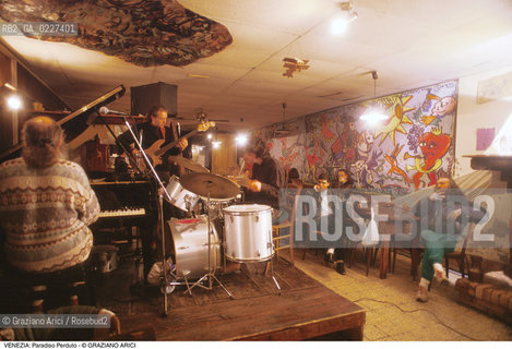 Localizzazione:..VENEZIA / CANNAREGIO..Oggetto:..Soggetto:..PARADISO PERDUTO / RISTORANTE MUSICA MUSICISTI..Cronologia: ....Definizione Culturale:..   Autore:....   Stile:..   Editori/Stampatori:..   Committenza:..Materia e Tecnica:....Collocazione:..Note:..BAR CAFFE OSTERIE..Riproduzione Fotografica:..Copyright:..Graziano Arici/Rosebud2 .Data:..1994..Costo:..A