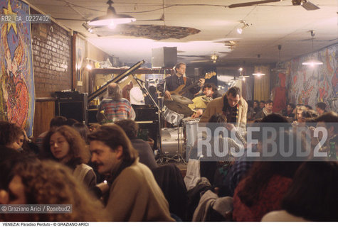 Localizzazione:..VENEZIA / CANNAREGIO..Oggetto:..Soggetto:..PARADISO PERDUTO / RISTORANTE MUSICA MUSICISTI..Cronologia: ....Definizione Culturale:..   Autore:....   Stile:..   Editori/Stampatori:..   Committenza:..Materia e Tecnica:....Collocazione:..Note:..BAR CAFFE OSTERIE..Riproduzione Fotografica:..Copyright:..Graziano Arici/Rosebud2 .Data:..1994..Costo:..A