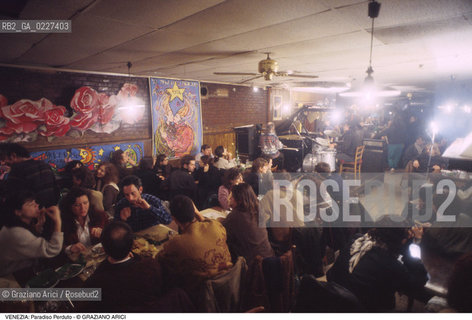 Localizzazione:..VENEZIA / CANNAREGIO..Oggetto:..Soggetto:..PARADISO PERDUTO / RISTORANTE MUSICA MUSICISTI..Cronologia: ....Definizione Culturale:..   Autore:....   Stile:..   Editori/Stampatori:..   Committenza:..Materia e Tecnica:....Collocazione:..Note:..BAR CAFFE OSTERIE..Riproduzione Fotografica:..Copyright:..Graziano Arici/Rosebud2 .Data:..1994..Costo:..A