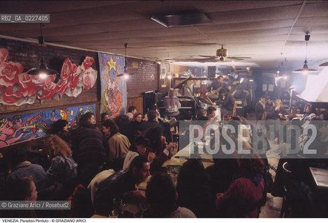 Localizzazione:..VENEZIA / CANNAREGIO..Oggetto:..Soggetto:..PARADISO PERDUTO / RISTORANTE MUSICA MUSICISTI..Cronologia: ....Definizione Culturale:..   Autore:....   Stile:..   Editori/Stampatori:..   Committenza:..Materia e Tecnica:....Collocazione:..Note:..BAR CAFFE OSTERIE..Riproduzione Fotografica:..Copyright:..Graziano Arici/Rosebud2 .Data:..1994..Costo:..A