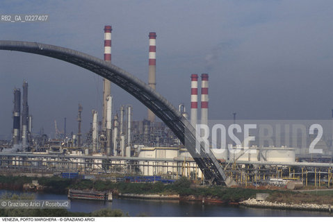 Localizzazione:..VENEZIA / PORTO MARGHERA..Oggetto:..Soggetto:..ZONA INDUSTRIALE FUSINA FABBRICHE PETROLCHIMICO..Cronologia: ....Definizione Culturale:..   Autore:....   Stile:..   Editori/Stampatori:..   Committenza:..Materia e Tecnica:....Collocazione:..Note:..PORTO MARGHERA..Riproduzione Fotografica:..Copyright:..Graziano Arici/Rosebud2 .Data:..1996..Costo:..A