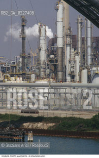 Localizzazione:..VENEZIA / PORTO MARGHERA..Oggetto:..Soggetto:..ZONA INDUSTRIALE FUSINA FABBRICHE PETROLCHIMICO ..Cronologia: ....Definizione Culturale:..   Autore:....   Stile:..   Editori/Stampatori:..   Committenza:..Materia e Tecnica:....Collocazione:..Note:..PORTO MARGHERA..Riproduzione Fotografica:..Copyright:..Graziano Arici/Rosebud2 .Data:..1996..Costo:..A