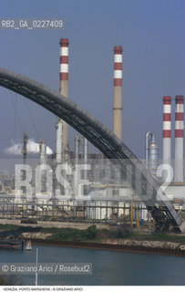 Localizzazione:..VENEZIA / PORTO MARGHERA..Oggetto:..Soggetto:..ZONA INDUSTRIALE FUSINA FABBRICHE PETROLCHIMICO ..Cronologia: ....Definizione Culturale:..   Autore:....   Stile:..   Editori/Stampatori:..   Committenza:..Materia e Tecnica:....Collocazione:..Note:..PORTO MARGHERA..Riproduzione Fotografica:..Copyright:..Graziano Arici/Rosebud2 .Data:..1996..Costo:..A