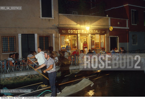 Localizzazione:..VENEZIA / S. CROCE..Oggetto:..Soggetto:..OSTERIA AI POSTALI / GONDOLE..Cronologia: ....Definizione Culturale:..   Autore:....   Stile:..   Editori/Stampatori:..   Committenza:..Materia e Tecnica:....Collocazione:..Note:..BAR CAFFE OSTERIE..Riproduzione Fotografica:..Copyright:..Graziano Arici/Rosebud2 .Data:..1994..Costo:..A