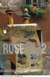 Localizzazione:..VENEZIA / S. POLO..Oggetto:..Soggetto:..RISTORANTE TRATTORIA POSTE VECIE / INSEGNA..Cronologia: ....Definizione Culturale:..   Autore:....   Stile:..   Editori/Stampatori:..   Committenza:..Materia e Tecnica:....Collocazione:..Note:..BAR CAFFE OSTERIE..Riproduzione Fotografica:..Copyright:..Graziano Arici/Rosebud2 .Data:..1996..Costo:..A