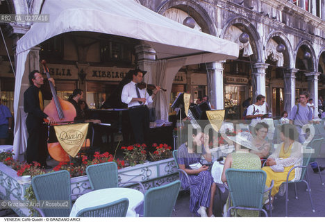 Localizzazione:..VENEZIA / S. MARCO..Oggetto:..Soggetto:..CAFFE QUADRI / MUSICISTI ORCHESTRA PIAZZA SAN MARCO..Cronologia: ....Definizione Culturale:..   Autore:....   Stile:..   Editori/Stampatori:..   Committenza:..Materia e Tecnica:....Collocazione:..Note:..BAR CAFFE OSTERIE..Riproduzione Fotografica:..Copyright:..Graziano Arici/Rosebud2 .Data:..1995..Costo:..A