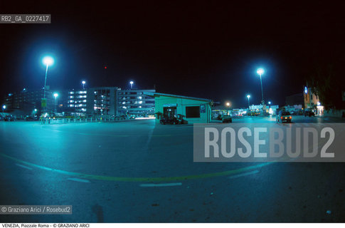 Localizzazione:..VENEZIA / S. CROCE..Oggetto:..Soggetto:..PIAZZALE ROMA / NOTTURNO..Cronologia: ....Definizione Culturale:..   Autore:....   Stile:..   Editori/Stampatori:..   Committenza:..Materia e Tecnica:....Collocazione:..Note:..PORTO MARGHERA..Riproduzione Fotografica:..Copyright:..Graziano Arici/Rosebud2 .Data:..1985..Costo:..A