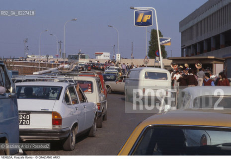 Localizzazione:..VENEZIA / S. CROCE..Oggetto:..Soggetto:..PIAZZALE ROMA / TRAFFICO VERSO L ISOLA DEL TRONCHETTO / TURISMO AUTOMOBILI..Cronologia: ....Definizione Culturale:..   Autore:....   Stile:..   Editori/Stampatori:..   Committenza:..Materia e Tecnica:....Collocazione:..Note:..PORTO MARGHERA..Riproduzione Fotografica:..Copyright:..Graziano Arici/Rosebud2 .Data:..1985..Costo:..A
