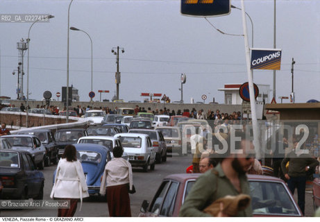 Localizzazione:..VENEZIA / S. CROCE..Oggetto:..Soggetto:..PIAZZALE ROMA / TRAFFICO VERSO L ISOLA DEL TRONCHETTO / TURISMO AUTOMOBILI..Cronologia: ....Definizione Culturale:..   Autore:....   Stile:..   Editori/Stampatori:..   Committenza:..Materia e Tecnica:....Collocazione:..Note:..PORTO MARGHERA..Riproduzione Fotografica:..Copyright:..Graziano Arici/Rosebud2 .Data:..1985..Costo:..A