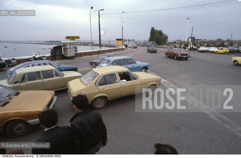 Localizzazione:..VENEZIA / S. CROCE..Oggetto:..Soggetto:..PIAZZALE ROMA / TRAFFICO VERSO L ISOLA DEL TRONCHETTO / TURISMO AUTOMOBILI PONTE DELLA LIBERTA..Cronologia: ....Definizione Culturale:..   Autore:....   Stile:..   Editori/Stampatori:..   Committenza:..Materia e Tecnica:....Collocazione:..Note:..PORTO MARGHERA..Riproduzione Fotografica:..Copyright:..Graziano Arici/Rosebud2 .Data:..1985..Costo:..A