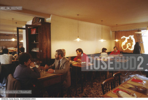 Localizzazione:..VENEZIA / CASTELLO..Oggetto:..Soggetto:..RISTORANTE CORTE SCONTA..Cronologia: ....Definizione Culturale:..   Autore:....   Stile:..   Editori/Stampatori:..   Committenza:..Materia e Tecnica:....Collocazione:..Note:..BAR CAFFE OSTERIE..Riproduzione Fotografica:..Copyright:..Graziano Arici/Rosebud2 .Data:..1990..Costo:..A