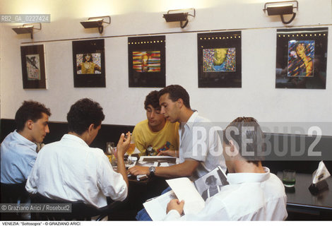 Localizzazione:..VENEZIA / DORSODURO..Oggetto:..Soggetto:..SOTTOSOPRA..Cronologia: ....Definizione Culturale:..   Autore:....   Stile:..   Editori/Stampatori:..   Committenza:..Materia e Tecnica:....Collocazione:..Note:..BAR CAFFE OSTERIE..Riproduzione Fotografica:..Copyright:..Graziano Arici/Rosebud2 .Data:..1993..Costo:..A
