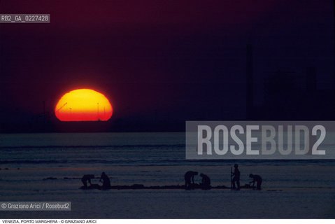 Localizzazione:..VENEZIA / PORTO MARGHERA..Oggetto:..Soggetto:..ZONA INDUSTRIALE LAGUNA FABBRICHE TRAMONTO..Cronologia: ....Definizione Culturale:..   Autore:....   Stile:..   Editori/Stampatori:..   Committenza:..Materia e Tecnica:....Collocazione:..Note:..PORTO MARGHERA..Riproduzione Fotografica:..Copyright:..Graziano Arici/Rosebud2 .Data:..1992..Costo:..A