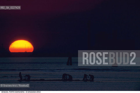 Localizzazione:..VENEZIA / PORTO MARGHERA..Oggetto:..Soggetto:..ZONA INDUSTRIALE LAGUNA FABBRICHE TRAMONTO..Cronologia: ....Definizione Culturale:..   Autore:....   Stile:..   Editori/Stampatori:..   Committenza:..Materia e Tecnica:....Collocazione:..Note:..PORTO MARGHERA..Riproduzione Fotografica:..Copyright:..Graziano Arici/Rosebud2 .Data:..1996..Costo:..A
