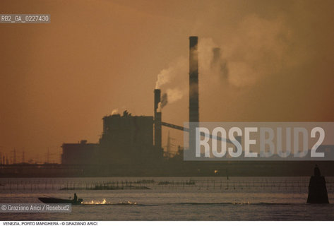 Localizzazione:..VENEZIA / PORTO MARGHERA..Oggetto:..Soggetto:..ZONA INDUSTRIALE FABBRICHE FUSINA TRAMONTO INQUINAMENTO CENTRALE ENEL..Cronologia: ....Definizione Culturale:..   Autore:....   Stile:..   Editori/Stampatori:..   Committenza:..Materia e Tecnica:....Collocazione:..Note:..PORTO MARGHERA..Riproduzione Fotografica:..Copyright:..Graziano Arici/Rosebud2 .Data:..1990..Costo:..A