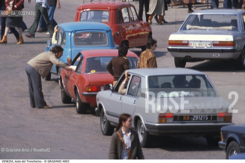 Localizzazione:..VENEZIA / ISOLA DEL TRONCHETTO..Oggetto:..Soggetto:..TRAFFICO TURISMO TURISTI ABUSIVI..Cronologia: ....Definizione Culturale:..   Autore:....   Stile:..   Editori/Stampatori:..   Committenza:..Materia e Tecnica:....Collocazione:..Note:..PORTO MARGHERA..Riproduzione Fotografica:..Copyright:..Graziano Arici/Rosebud2 .Data:..1985..Costo:..A