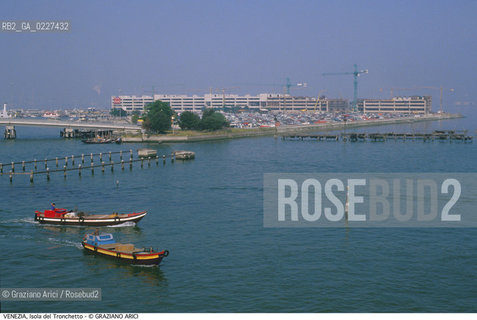 Localizzazione:..VENEZIA / ISOLA DEL TRONCHETTO..Oggetto:..Soggetto:..PARCHEGGIO..Cronologia: ....Definizione Culturale:..   Autore:....   Stile:..   Editori/Stampatori:..   Committenza:..Materia e Tecnica:....Collocazione:..Note:..PORTO MARGHERA..Riproduzione Fotografica:..Copyright:..Graziano Arici/Rosebud2 .Data:..1985..Costo:..A