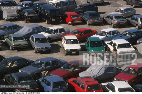 Localizzazione:..VENEZIA / ISOLA DEL TRONCHETTO..Oggetto:..Soggetto:..PARCHEGGIO AUTOMOBILI..Cronologia: ....Definizione Culturale:..   Autore:....   Stile:..   Editori/Stampatori:..   Committenza:..Materia e Tecnica:....Collocazione:..Note:..PORTO MARGHERA..Riproduzione Fotografica:..Copyright:..Graziano Arici/Rosebud2 .Data:..1985..Costo:..A