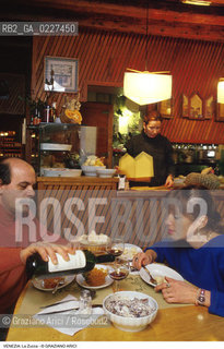 Localizzazione:..VENEZIA / S. CROCE..Oggetto:..Soggetto:..RISTORANTE LA ZUCCA..Cronologia: ....Definizione Culturale:..   Autore:....   Stile:..   Editori/Stampatori:..   Committenza:..Materia e Tecnica:....Collocazione:..Note:..BAR CAFFE OSTERIE..Riproduzione Fotografica:..Copyright:..Graziano Arici/Rosebud2 .Data:..1996..Costo:..A