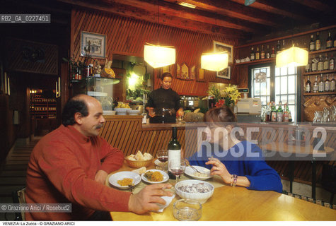 Localizzazione:..VENEZIA / S. CROCE..Oggetto:..Soggetto:..RISTORANTE LA ZUCCA..Cronologia: ....Definizione Culturale:..   Autore:....   Stile:..   Editori/Stampatori:..   Committenza:..Materia e Tecnica:....Collocazione:..Note:..BAR CAFFE OSTERIE..Riproduzione Fotografica:..Copyright:..Graziano Arici/Rosebud2 .Data:..1996..Costo:..A