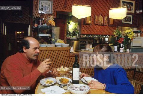 Localizzazione:..VENEZIA / S. CROCE..Oggetto:..Soggetto:..RISTORANTE LA ZUCCA..Cronologia: ....Definizione Culturale:..   Autore:....   Stile:..   Editori/Stampatori:..   Committenza:..Materia e Tecnica:....Collocazione:..Note:..BAR CAFFE OSTERIE..Riproduzione Fotografica:..Copyright:..Graziano Arici/Rosebud2 .Data:..1996..Costo:..A