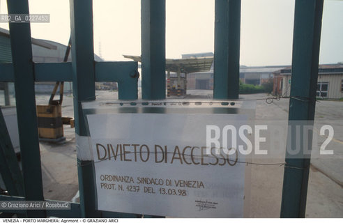 Localizzazione:..VENEZIA - PORTO MARGHERA..Oggetto:..Soggetto:..INQUINAMENTO ZONA INDUSTRIALE / SEQUESTRO AGRIMONT..Cronologia: ....Definizione Culturale:..   Autore:....   Stile:..   Editori/Stampatori:..   Committenza:..Materia e Tecnica:....Collocazione:..Note:..DISCARICHE..Riproduzione Fotografica:..Copyright:..Graziano Arici/Rosebud2 .Data:..1998..Costo:..A