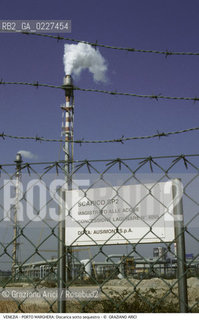 Localizzazione:..VENEZIA / PORTO MARGHERA..Oggetto:..Soggetto:..DISCARICA SOTTO SEQUESTRO DELL AUSIMONT / INQUINAMENTO RIFIUTI TOSSICI / ZONA INDUSTRIALE..Cronologia: ....Definizione Culturale:..   Autore:....   Stile:..   Editori/Stampatori:..   Committenza:..Materia e Tecnica:....Collocazione:..Note:..DISCARICHE..Riproduzione Fotografica:..Copyright:..Graziano Arici/Rosebud2 .Data:..1998..Costo:..A