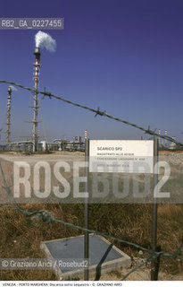 Localizzazione:..VENEZIA / PORTO MARGHERA..Oggetto:..Soggetto:..DISCARICA SOTTO SEQUESTRO DELL AUSIMONT / INQUINAMENTO RIFIUTI TOSSICI / ZONA INDUSTRIALE..Cronologia: ....Definizione Culturale:..   Autore:....   Stile:..   Editori/Stampatori:..   Committenza:..Materia e Tecnica:....Collocazione:..Note:..DISCARICHE..Riproduzione Fotografica:..Copyright:..Graziano Arici/Rosebud2 .Data:..1998..Costo:..A