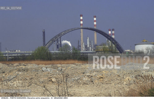 Localizzazione:..VENEZIA / PORTO MARGHERA..Oggetto:..Soggetto:..DISCARICA SOTTO SEQUESTRO DELL AUSIMONT / INQUINAMENTO RIFIUTI TOSSICI / ZONA INDUSTRIALE..Cronologia: ....Definizione Culturale:..   Autore:....   Stile:..   Editori/Stampatori:..   Committenza:..Materia e Tecnica:....Collocazione:..Note:..DISCARICHE..Riproduzione Fotografica:..Copyright:..Graziano Arici/Rosebud2 .Data:..1998..Costo:..A