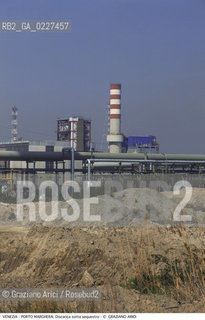 Localizzazione:..VENEZIA / PORTO MARGHERA..Oggetto:..Soggetto:..DISCARICA SOTTO SEQUESTRO DELL AUSIMONT / INQUINAMENTO RIFIUTI TOSSICI / ZONA INDUSTRIALE..Cronologia: ....Definizione Culturale:..   Autore:....   Stile:..   Editori/Stampatori:..   Committenza:..Materia e Tecnica:....Collocazione:..Note:..DISCARICHE..Riproduzione Fotografica:..Copyright:..Graziano Arici/Rosebud2 .Data:..1998..Costo:..A