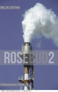Localizzazione:..VENEZIA / PORTO MARGHERA..Oggetto:..Soggetto:..ciminiera AUSIMONT / INQUINAMENTO / ZONA INDUSTRIALE..Cronologia: ....Definizione Culturale:..   Autore:....   Stile:..   Editori/Stampatori:..   Committenza:..Materia e Tecnica:....Collocazione:..Note:..DISCARICHE..Riproduzione Fotografica:..Copyright:..Graziano Arici/Rosebud2 .Data:..1998..Costo:..A