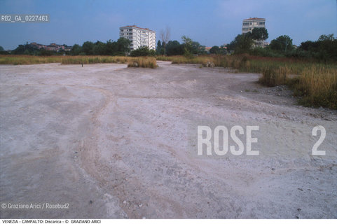 Localizzazione:..VENEZIA / CAMPALTO..Oggetto:..Soggetto:..DISCARICA / INQUINAMENTO RIFIUTI TOSSICI..Cronologia: ....Definizione Culturale:..   Autore:....   Stile:..   Editori/Stampatori:..   Committenza:..Materia e Tecnica:....Collocazione:..Note:..DISCARICHE..Riproduzione Fotografica:..Copyright:..Graziano Arici/Rosebud2 .Data:..1999..Costo:..A