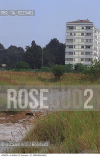 Localizzazione:..VENEZIA / CAMPALTO..Oggetto:..Soggetto:..DISCARICA / INQUINAMENTO RIFIUTI TOSSICI..Cronologia: ....Definizione Culturale:..   Autore:....   Stile:..   Editori/Stampatori:..   Committenza:..Materia e Tecnica:....Collocazione:..Note:..DISCARICHE..Riproduzione Fotografica:..Copyright:..Graziano Arici/Rosebud2 .Data:..1999..Costo:..A