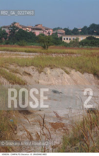 Localizzazione:..VENEZIA / CAMPALTO..Oggetto:..Soggetto:..DISCARICA / INQUINAMENTO RIFIUTI TOSSICI..Cronologia: ....Definizione Culturale:..   Autore:....   Stile:..   Editori/Stampatori:..   Committenza:..Materia e Tecnica:....Collocazione:..Note:..DISCARICHE..Riproduzione Fotografica:..Copyright:..Graziano Arici/Rosebud2 .Data:..1999..Costo:..A