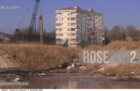 Localizzazione:..VENEZIA / CAMPALTO..Oggetto:..Soggetto:..MESSA IN SICUREZZA DELLA DISCARICA / INQUINAMENTO RIFIUTI TOSSICI / CONSORZIO VENEZIA NUOVA..Cronologia: ....Definizione Culturale:..   Autore:....   Stile:..   Editori/Stampatori:..   Committenza:..Materia e Tecnica:....Collocazione:..Note:..DISCARICHE..Riproduzione Fotografica:..Copyright:..Graziano Arici/Rosebud2 .Data:..2000..Costo:..A