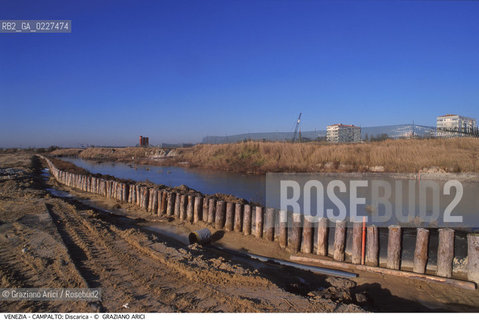 Localizzazione:..VENEZIA / CAMPALTO..Oggetto:..Soggetto:..MESSA IN SICUREZZA DELLA DISCARICA / INQUINAMENTO RIFIUTI TOSSICI / CONSORZIO VENEZIA NUOVA..Cronologia: ....Definizione Culturale:..   Autore:....   Stile:..   Editori/Stampatori:..   Committenza:..Materia e Tecnica:....Collocazione:..Note:..DISCARICHE..Riproduzione Fotografica:..Copyright:..Graziano Arici/Rosebud2 .Data:..2000..Costo:..A