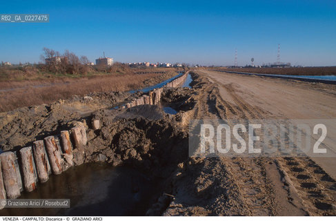 Localizzazione:..VENEZIA / CAMPALTO..Oggetto:..Soggetto:..MESSA IN SICUREZZA DELLA DISCARICA / INQUINAMENTO RIFIUTI TOSSICI / CONSORZIO VENEZIA NUOVA..Cronologia: ....Definizione Culturale:..   Autore:....   Stile:..   Editori/Stampatori:..   Committenza:..Materia e Tecnica:....Collocazione:..Note:..DISCARICHE..Riproduzione Fotografica:..Copyright:..Graziano Arici/Rosebud2 .Data:..2000..Costo:..A