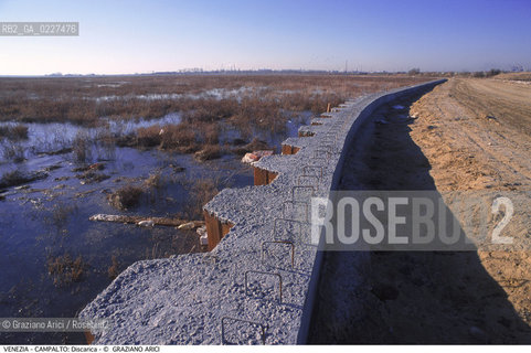 Localizzazione:..VENEZIA / CAMPALTO..Oggetto:..Soggetto:..MESSA IN SICUREZZA DELLA DISCARICA / INQUINAMENTO RIFIUTI TOSSICI / CONSORZIO VENEZIA NUOVA..Cronologia: ....Definizione Culturale:..   Autore:....   Stile:..   Editori/Stampatori:..   Committenza:..Materia e Tecnica:....Collocazione:..Note:..DISCARICHE..Riproduzione Fotografica:..Copyright:..Graziano Arici/Rosebud2 .Data:..2000..Costo:..A