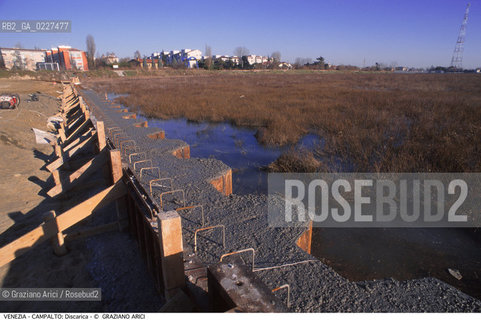 Localizzazione:..VENEZIA / CAMPALTO..Oggetto:..Soggetto:..MESSA IN SICUREZZA DELLA DISCARICA / INQUINAMENTO RIFIUTI TOSSICI / CONSORZIO VENEZIA NUOVA..Cronologia: ....Definizione Culturale:..   Autore:....   Stile:..   Editori/Stampatori:..   Committenza:..Materia e Tecnica:....Collocazione:..Note:..DISCARICHE..Riproduzione Fotografica:..Copyright:..Graziano Arici/Rosebud2 .Data:..2000..Costo:..A