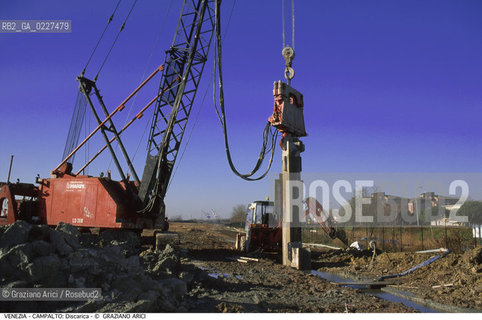Localizzazione:..VENEZIA / CAMPALTO..Oggetto:..Soggetto:..MESSA IN SICUREZZA DELLA DISCARICA / INQUINAMENTO RIFIUTI TOSSICI / CONSORZIO VENEZIA NUOVA..Cronologia: ....Definizione Culturale:..   Autore:....   Stile:..   Editori/Stampatori:..   Committenza:..Materia e Tecnica:....Collocazione:..Note:..DISCARICHE..Riproduzione Fotografica:..Copyright:..Graziano Arici/Rosebud2 .Data:..2000..Costo:..A